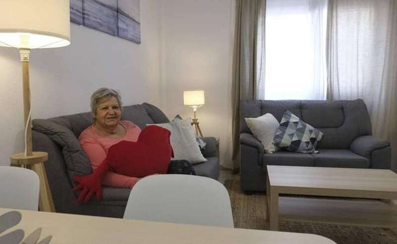 Bárbara Hernández en su vivienda remozada y estado en que quedó el inmueble tras el incendio/C7/TA.